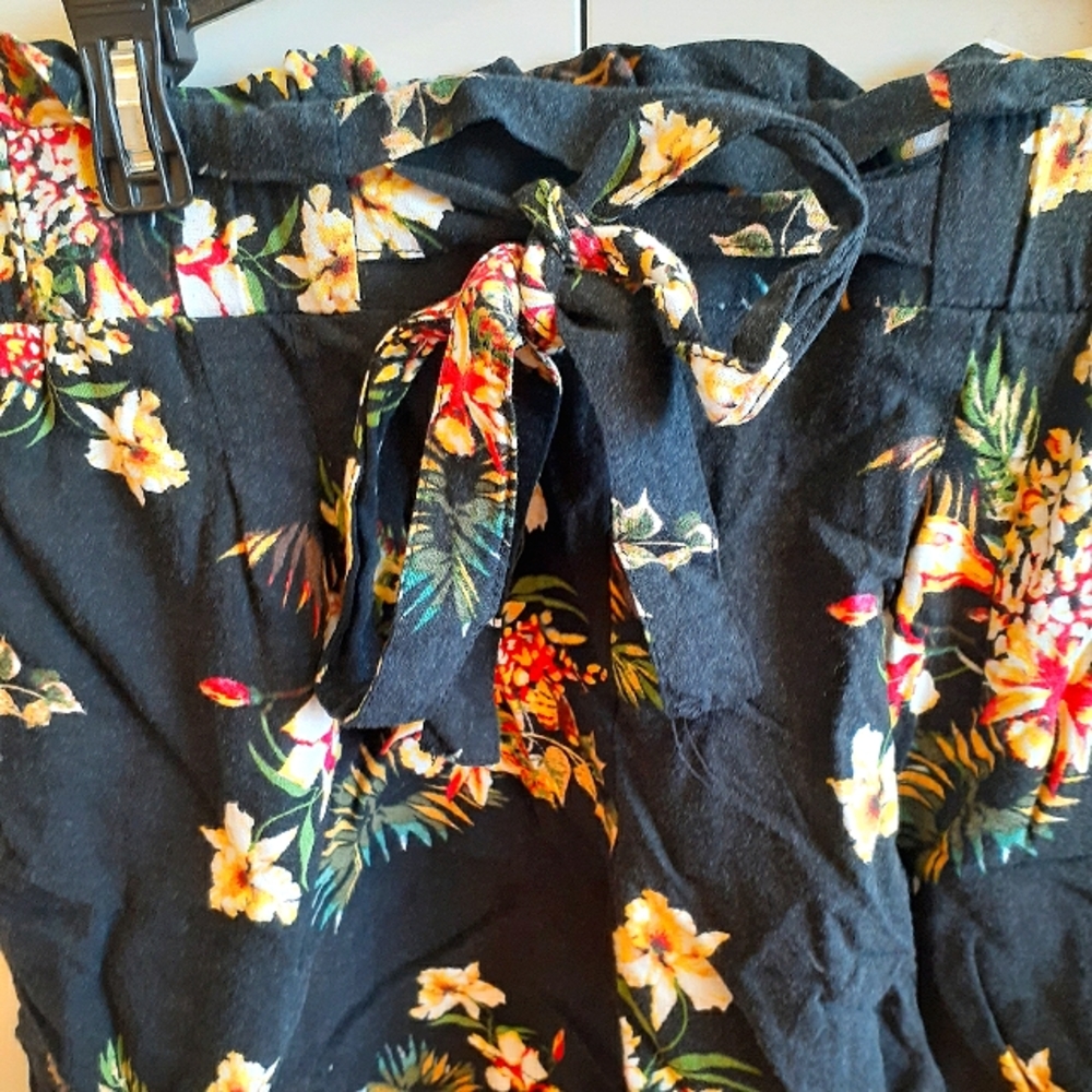 *SALE NWOT Flowered Women's Shorts - Picture 4 of 5